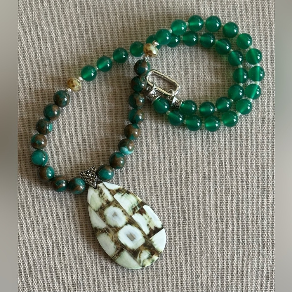 22 inch Green Agate bead necklace NWOT